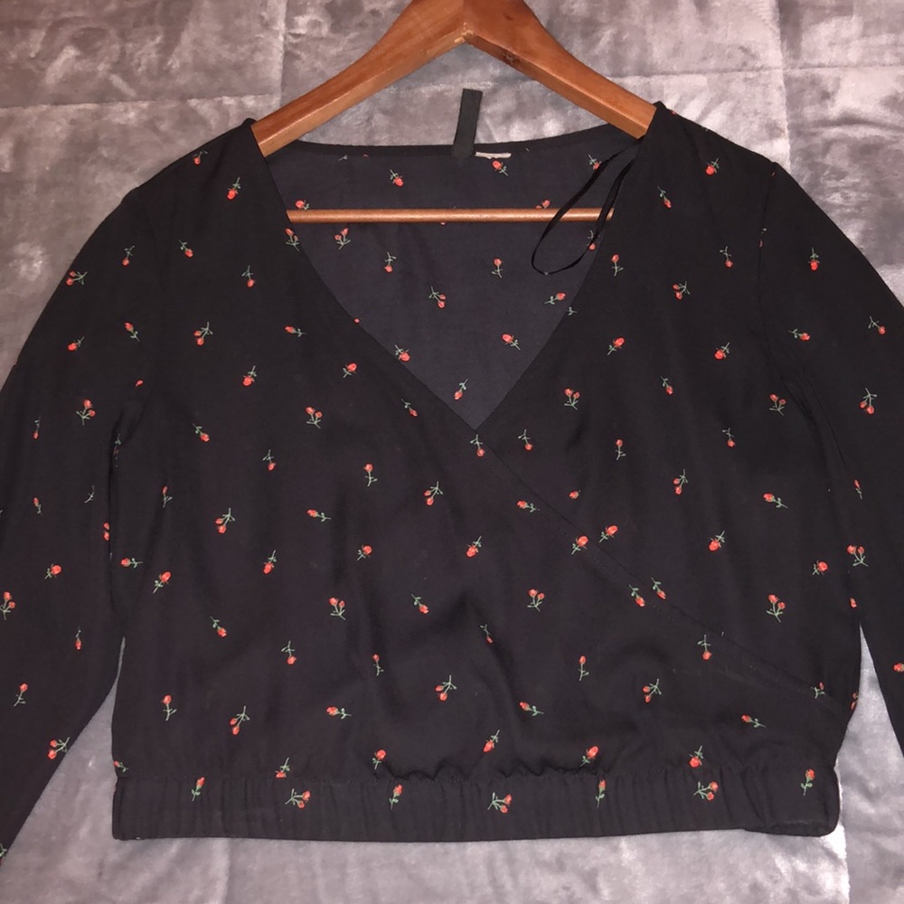 Black cropped blouse with roses from H&M size US 8